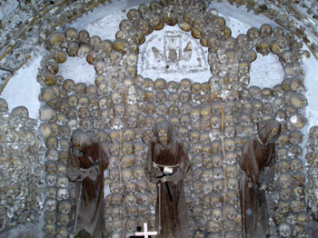 La cripta-ossario dei cappuccini a Roma