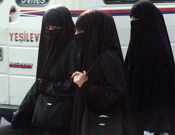 Burqa, la Corte ha tolto il “velo”