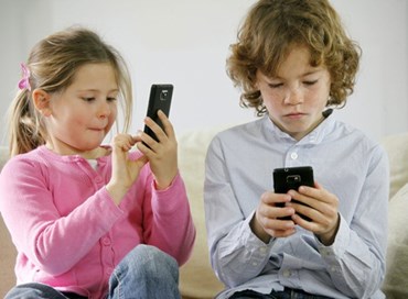 Bambini e smartphone: Usa pensano al divieto
