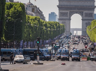Attacco alla polizia, terrore sugli Champs Elysées