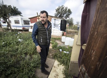 Blitz di Salvini al campo Rom: “Va raso al suolo”