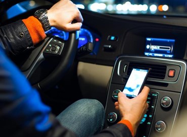 Smartphone: l’uso al volante preoccupa il 93% delle aziende