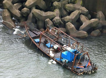 Barca fantasma con otto scheletri si arena in Giappone