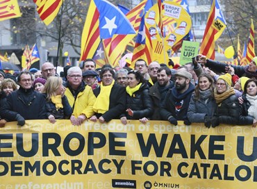 I catalani invadono Bruxelles e inneggiano a Puigdemont