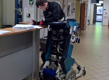 La sedia “transformer” che permette ai disabili di stare in piedi