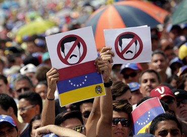 Venezuela, Maduro si arrampica sugli specchi mentre l’economia crolla
