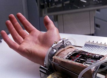 Mano bionica: ora l’obiettivo è renderla meno costosa