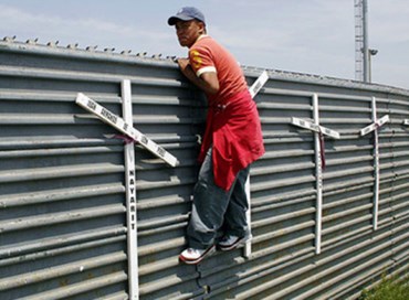 Trump chiede 18 miliardi di dollari al Congresso per il muro col Messico