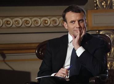Macron si sottomette al mondo arabo