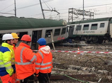 Treno deraglia alle porte di Milano: morte tre donne, cinquanta i feriti