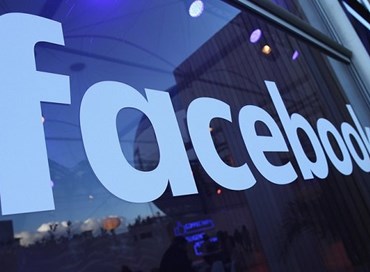 Gli scandali non "toccano" Facebook