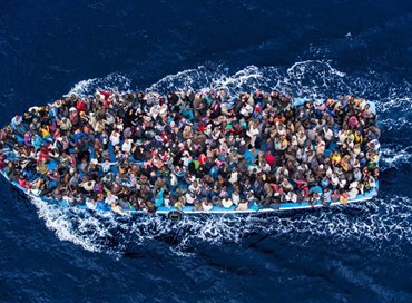 La nave americana abbandona dodici corpi di migranti