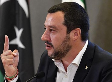 Migranti, scontro Salvini-Trenta