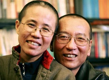 Cina, la moglie del Nobel dissidente finalmente libera