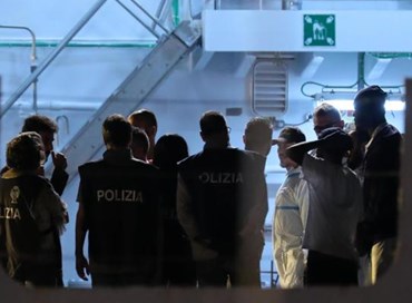 Linosa, si tuffano da barcone: annegano quattro migranti