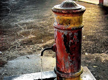 I francesi privatizzano l’acqua pubblica italiana