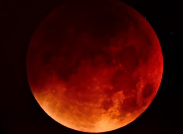 Luna e Marte “vestiti di rosso”