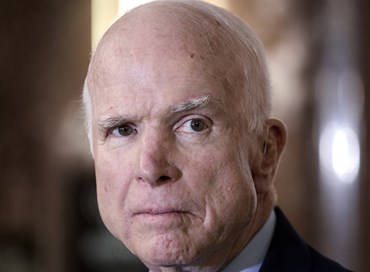 Stati Uniti, Trump “cancella” la morte di McCain