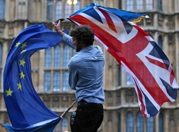Brexit, elettori cambiano idea e Johnson attacca May