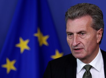 Oettinger: “l’Italia vuole distruggere l’Europa”