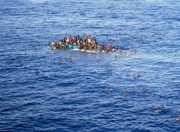 Tragico naufragio al largo della Libia, più di 100 morti