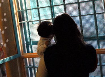 Maternità in carcere, circa 60 i figli “in cella”
