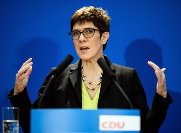 La delfina della Merkel in campo per non dividere la Cdu