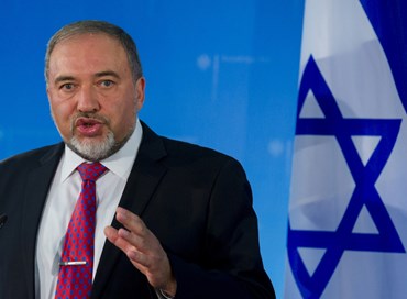 Si dimette il falco Lieberman: “Ci siamo arresi ad Hamas”