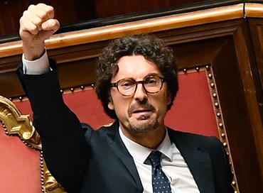 Decreto Genova è legge: polemica per il pugno chiuso di Toninelli