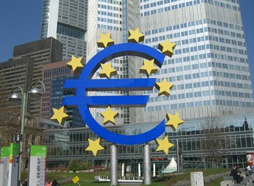 L’Ue sanziona l’Italia e favorisce golpe tecnico-bancario della Bce