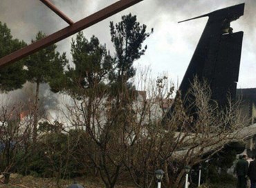 Iran, aereo si schianta vicino a Teheran: 15 morti