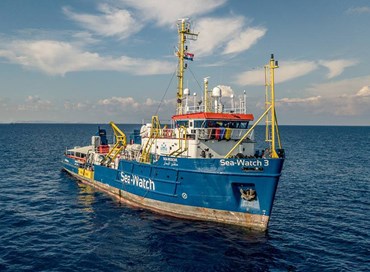 Migranti, la Sea Watch-3 si muove verso la Sicilia