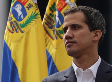 Venezuela, l’oppositore Guaidó si autoproclama presidente