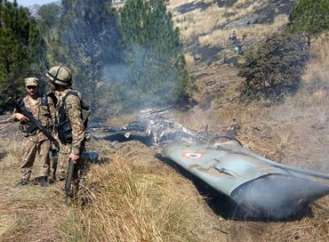 Pakistan abbatte due aerei indiani, si rischia la guerra in Kashmir
