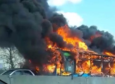 Milano, senegalese incendia bus con 51 studenti: tutti salvi