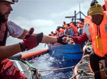 Migranti, gommone in avaria al largo della Libia