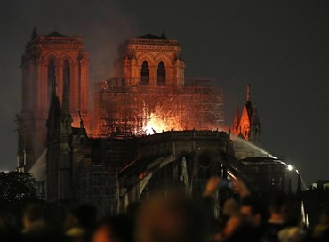 Notre-Dame in fiamme: all’alba incendio domato, cattedrale devastata