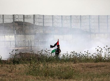 Gaza, palloni incendiari verso Israele: l’esercito lancia due razzi