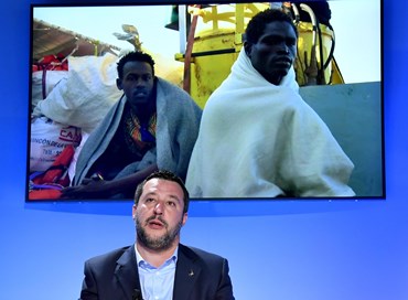 Migranti, Dl sicurezza bis: multe e confische per le Ong