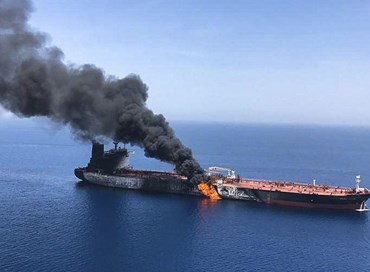 Petroliera iraniana in fiamme al largo della costa saudita