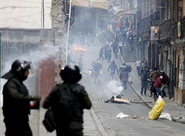 Bolivia, Anez nomina i primi ministri, un morto negli scontri tra polizia