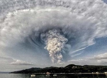 Filippine, il vulcano Taal a rischio eruzione: diecimila persone evacuate