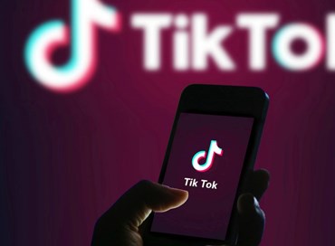 TikTok eguaglia YouTube: i giovani vi dedicano lo stesso tempo