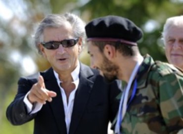 Libia, Bernard-Henri Lévy: il teatro dell’assurdo intorno alle fosse comuni