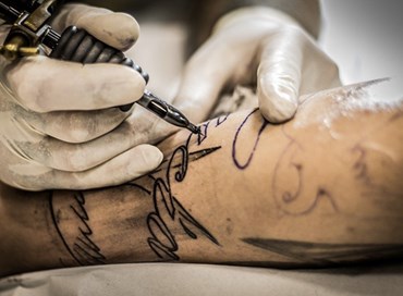Unioncamere, cambiano i mestieri: più tatuaggi, meno costruzioni