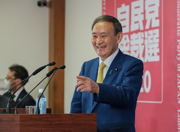Giappone, Yoshihide Suga sostituirà il premier Abe