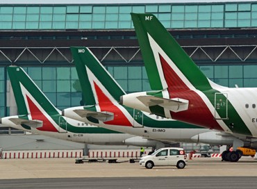 Alitalia in affanno, stipendi di febbraio in ritardo