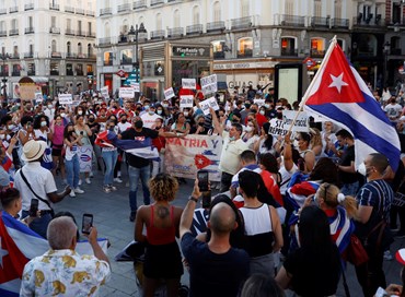 Esplode l’ira a Cuba: in migliaia contro il regime