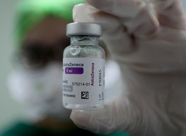 Astrazeneca, Aifa: con trombosi gravi mix vaccini anche per over 60