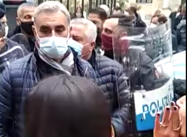 Cariche della polizia su adolescenti al liceo Ripetta